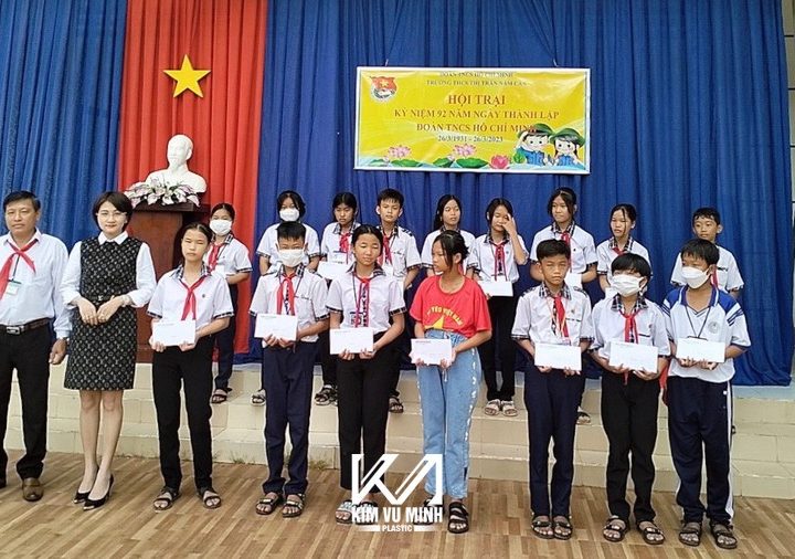 Công ty Kim Vũ Minh chia sẻ với hoàn cảnh khó khăn của các em học sinh nghèo vượt khó