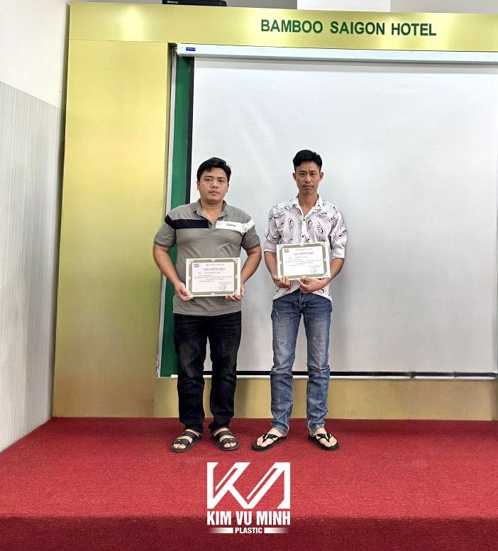 2 anh quản lý ở đội kỹ thuật tham gia khóa học nâng cao nghiệp vụ