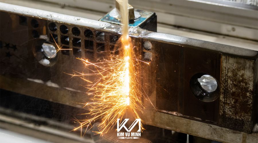 Gia công khuôn mẫu trải qua nhiều công đoạn để đảm bảo độ chính xác
